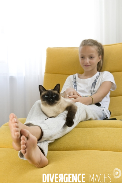 L enfant et les animaux : chat. Children and animals : cats.