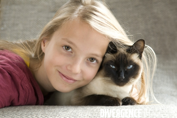 L enfant et les animaux : chat. Children and animals : cats.