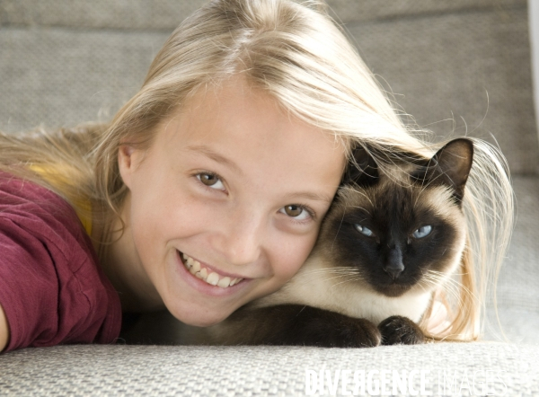 L enfant et les animaux : chat. Children and animals : cats.