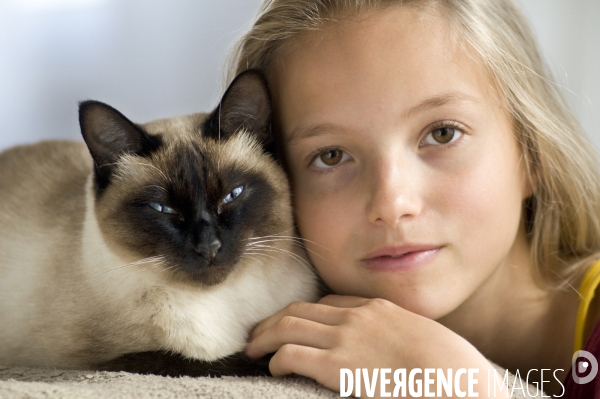 L enfant et les animaux : chat. Children and animals : cats.