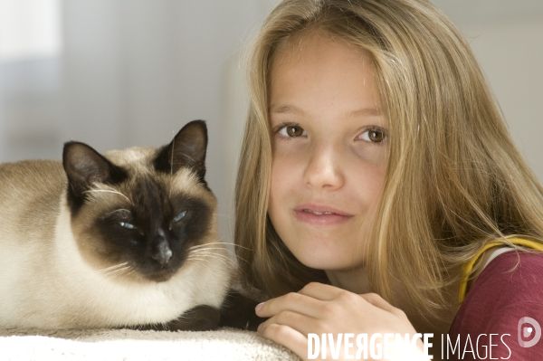 L enfant et les animaux : chat. Children and animals : cats.