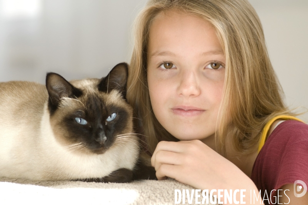 L enfant et les animaux : chat. Children and animals : cats.