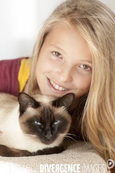 L enfant et les animaux : chat. Children and animals : cats.