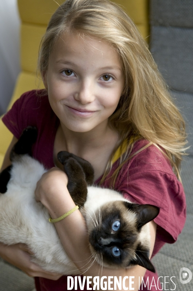 L enfant et les animaux : chat. Children and animals : cats.