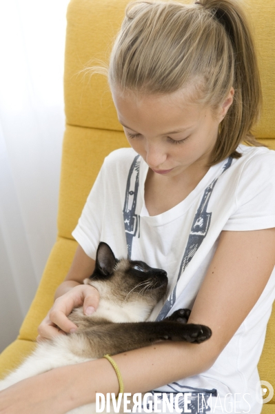L enfant et les animaux : chat. Children and animals : cats.