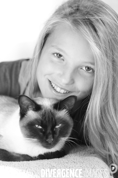 L enfant et les animaux : chat. Children and animals : cats.