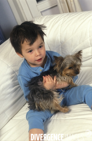 L enfant et les animaux : chien. Children and animals: dogs