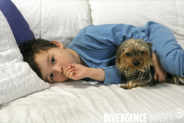 L enfant et les animaux : chien. Children and animals: dogs