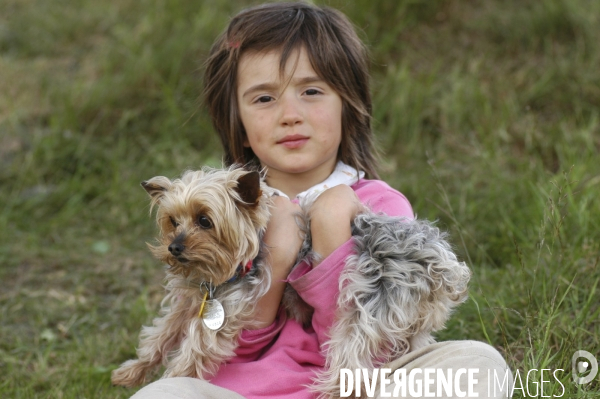 L enfant et les animaux : chien. Children and animals: dogs