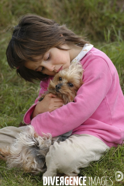 L enfant et les animaux : chien. Children and animals: dogs