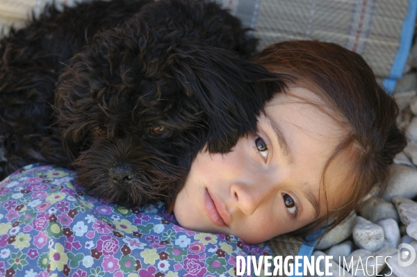 L enfant et les animaux : chien. Children and animals: dogs