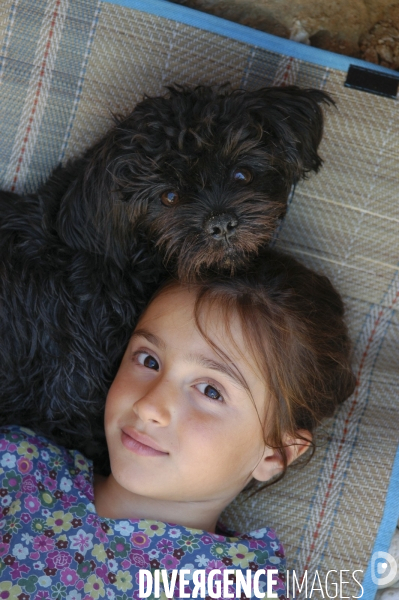 L enfant et les animaux : chien. Children and animals: dogs