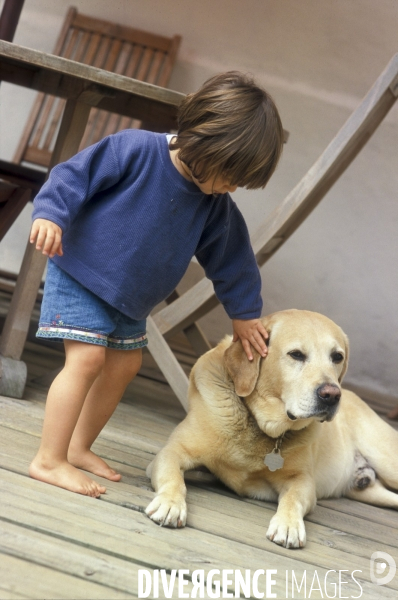 L enfant et les animaux : chien. Children and animals: dogs