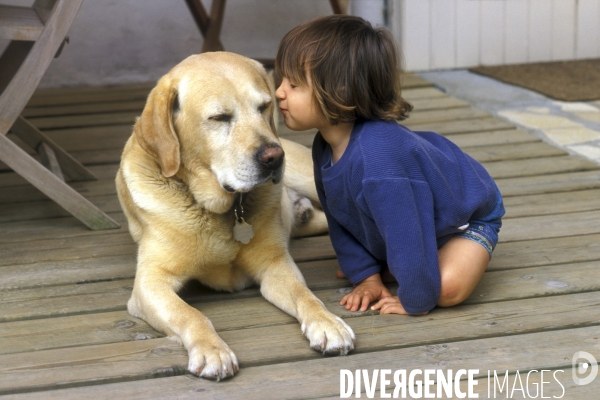 L enfant et les animaux : chien. Children and animals: dogs