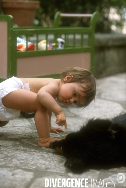 L enfant et les animaux : chien. Children and animals: dogs