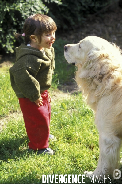 L enfant et les animaux : chien. Children and animals: dogs