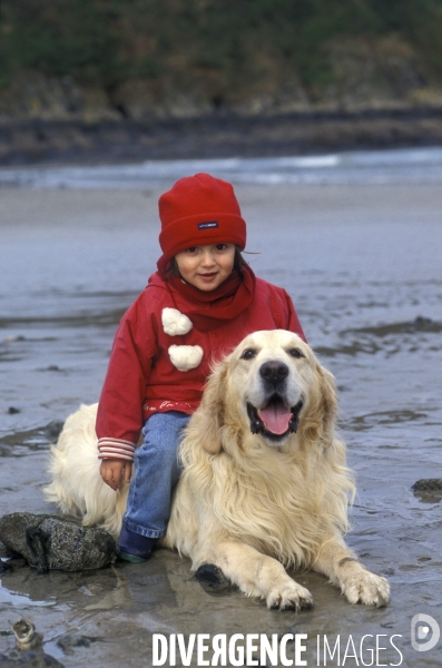 L enfant et les animaux : chien. Children and animals: dogs