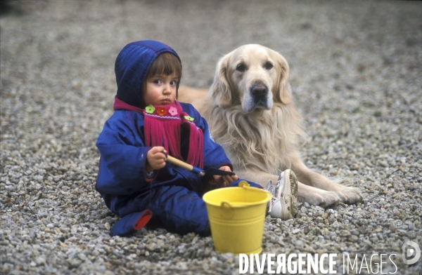 L enfant et les animaux : chien. Children and animals: dogs