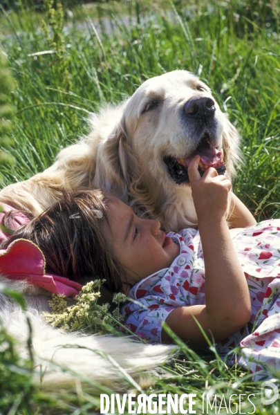 L enfant et les animaux : chien. Children and animals: dogs