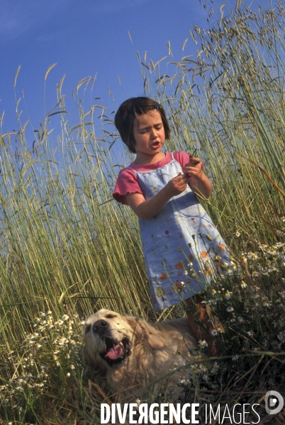 L enfant et les animaux : chien. Children and animals: dogs