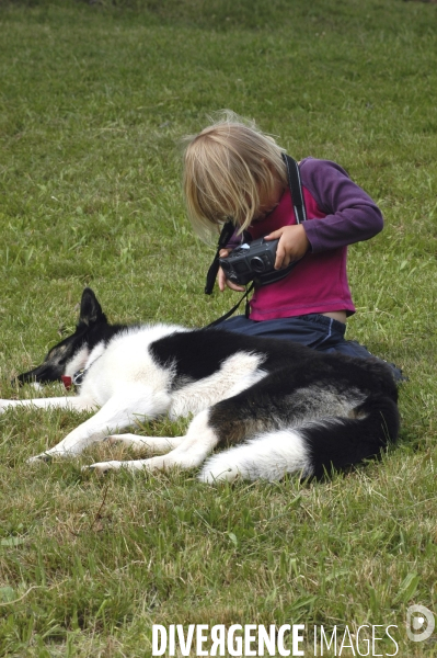 L enfant et les animaux : chien. Children and animals: dogs