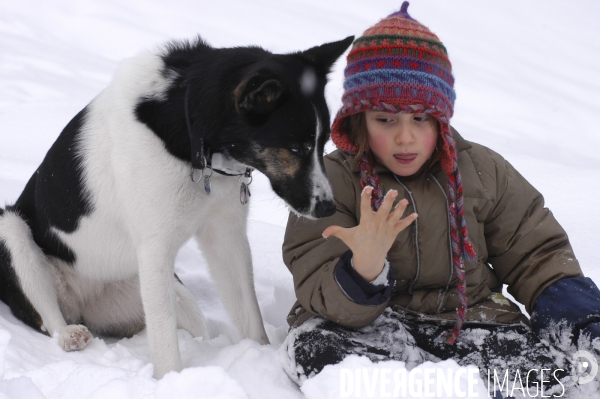 L enfant et les animaux : chien. Children and animals: dogs