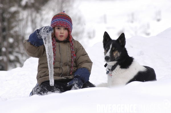 L enfant et les animaux : chien. Children and animals: dogs