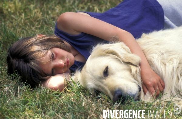 L enfant et les animaux : chien. Children and animals: dogs