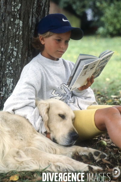 L enfant et les animaux : chien. Children and animals: dogs