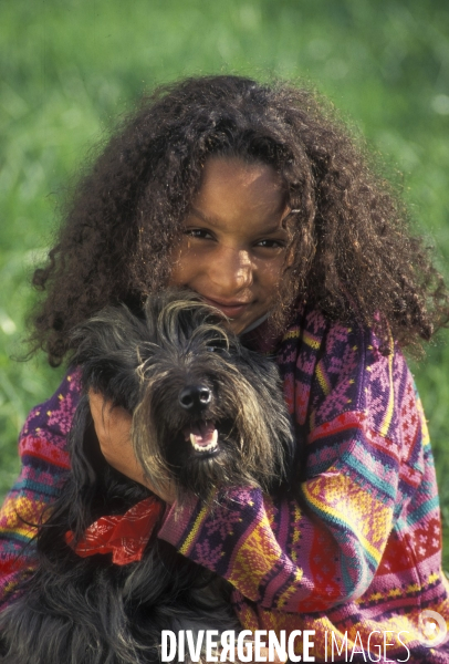 L enfant et les animaux : chien. Children and animals: dogs