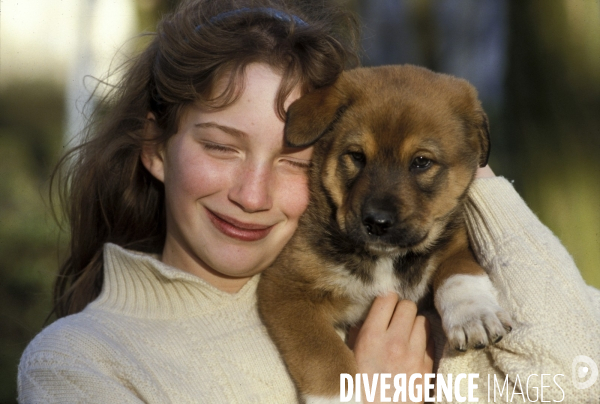 L enfant et les animaux : chien. Children and animals: dogs