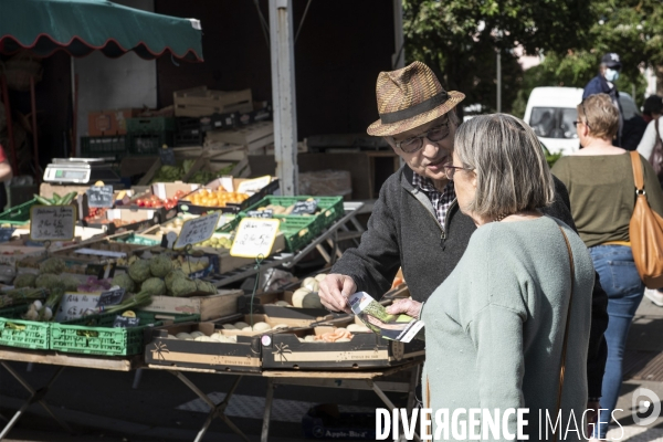 Illustrations campagne des législatives sur le marché d Yvetot en Seine-Maritime