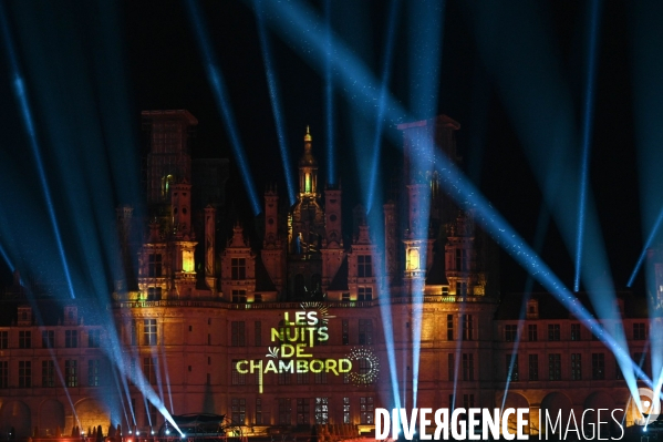 Les Nuits de Chambord; Spectacle de son et lumière qui mêle projections d images, lumière, pyrotechnie, prestations de comédiens, d artistes de feu et de cavaliers,