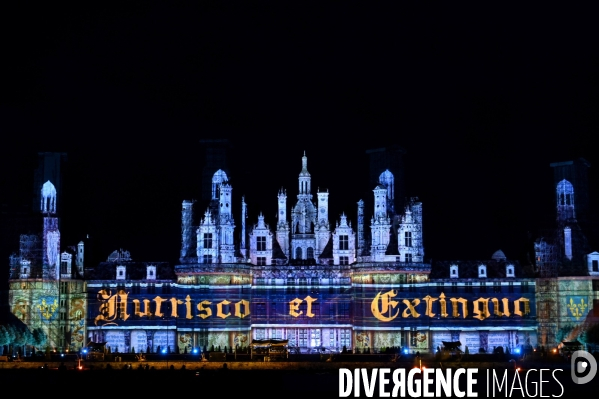 Les Nuits de Chambord; Spectacle de son et lumière qui mêle projections d images, lumière, pyrotechnie, prestations de comédiens, d artistes de feu et de cavaliers,