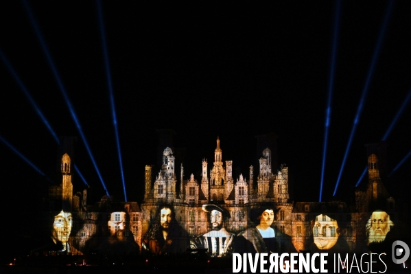 Les Nuits de Chambord; Spectacle de son et lumière qui mêle projections d images, lumière, pyrotechnie, prestations de comédiens, d artistes de feu et de cavaliers,