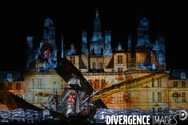 Les Nuits de Chambord; Spectacle de son et lumière qui mêle projections d images, lumière, pyrotechnie, prestations de comédiens, d artistes de feu et de cavaliers,