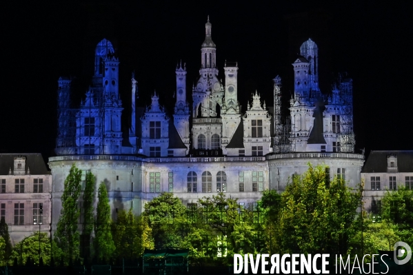 Les Nuits de Chambord; Spectacle de son et lumière qui mêle projections d images, lumière, pyrotechnie, prestations de comédiens, d artistes de feu et de cavaliers,