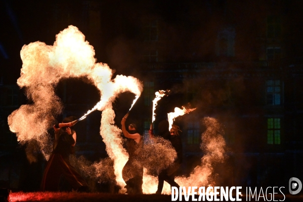 Les Nuits de Chambord; Spectacle de son et lumière qui mêle projections d images, lumière, pyrotechnie, prestations de comédiens, d artistes de feu et de cavaliers,