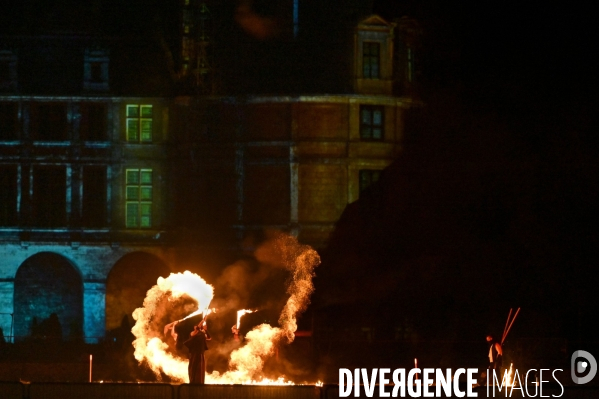 Les Nuits de Chambord; Spectacle de son et lumière qui mêle projections d images, lumière, pyrotechnie, prestations de comédiens, d artistes de feu et de cavaliers,