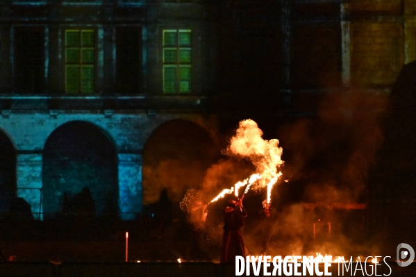 Les Nuits de Chambord; Spectacle de son et lumière qui mêle projections d images, lumière, pyrotechnie, prestations de comédiens, d artistes de feu et de cavaliers,