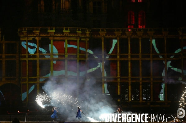 Les Nuits de Chambord; Spectacle de son et lumière qui mêle projections d images, lumière, pyrotechnie, prestations de comédiens, d artistes de feu et de cavaliers,