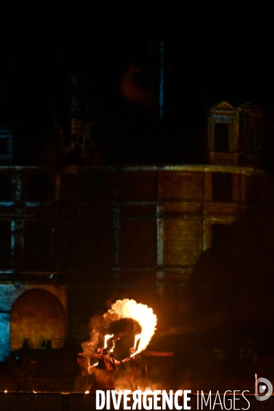 Les Nuits de Chambord; Spectacle de son et lumière qui mêle projections d images, lumière, pyrotechnie, prestations de comédiens, d artistes de feu et de cavaliers,