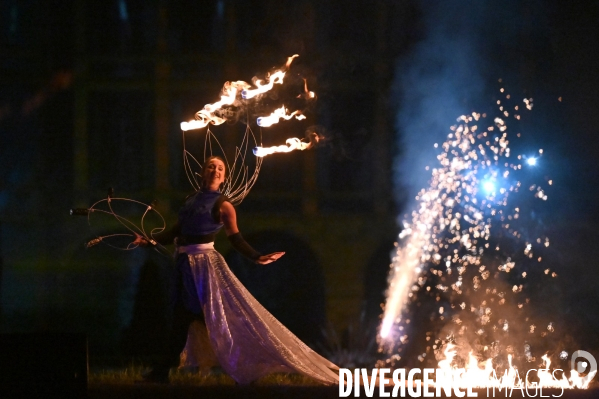 Les Nuits de Chambord; Spectacle de son et lumière qui mêle projections d images, lumière, pyrotechnie, prestations de comédiens, d artistes de feu et de cavaliers,