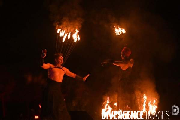 Les Nuits de Chambord; Spectacle de son et lumière qui mêle projections d images, lumière, pyrotechnie, prestations de comédiens, d artistes de feu et de cavaliers,