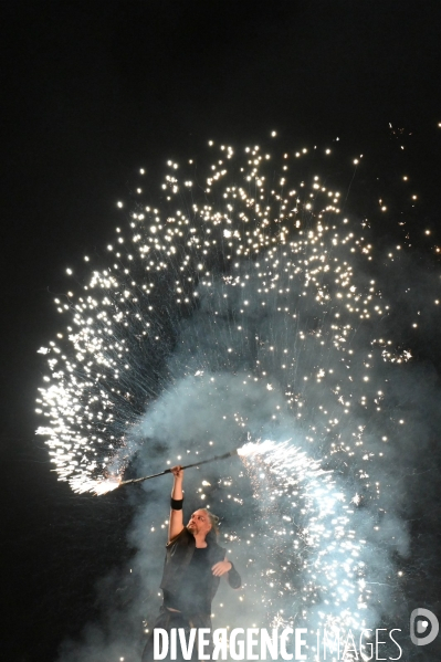 Les Nuits de Chambord; Spectacle de son et lumière qui mêle projections d images, lumière, pyrotechnie, prestations de comédiens, d artistes de feu et de cavaliers,