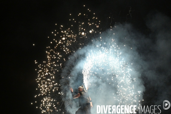 Les Nuits de Chambord; Spectacle de son et lumière qui mêle projections d images, lumière, pyrotechnie, prestations de comédiens, d artistes de feu et de cavaliers,