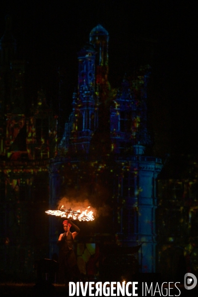 Les Nuits de Chambord; Spectacle de son et lumière qui mêle projections d images, lumière, pyrotechnie, prestations de comédiens, d artistes de feu et de cavaliers,