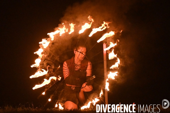 Les Nuits de Chambord; Spectacle de son et lumière qui mêle projections d images, lumière, pyrotechnie, prestations de comédiens, d artistes de feu et de cavaliers,