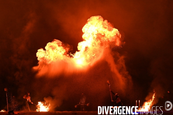 Les Nuits de Chambord; Spectacle de son et lumière qui mêle projections d images, lumière, pyrotechnie, prestations de comédiens, d artistes de feu et de cavaliers,