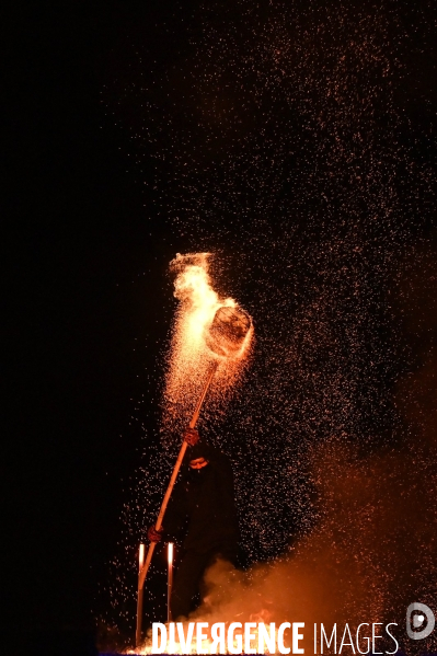 Les Nuits de Chambord; Spectacle de son et lumière qui mêle projections d images, lumière, pyrotechnie, prestations de comédiens, d artistes de feu et de cavaliers,